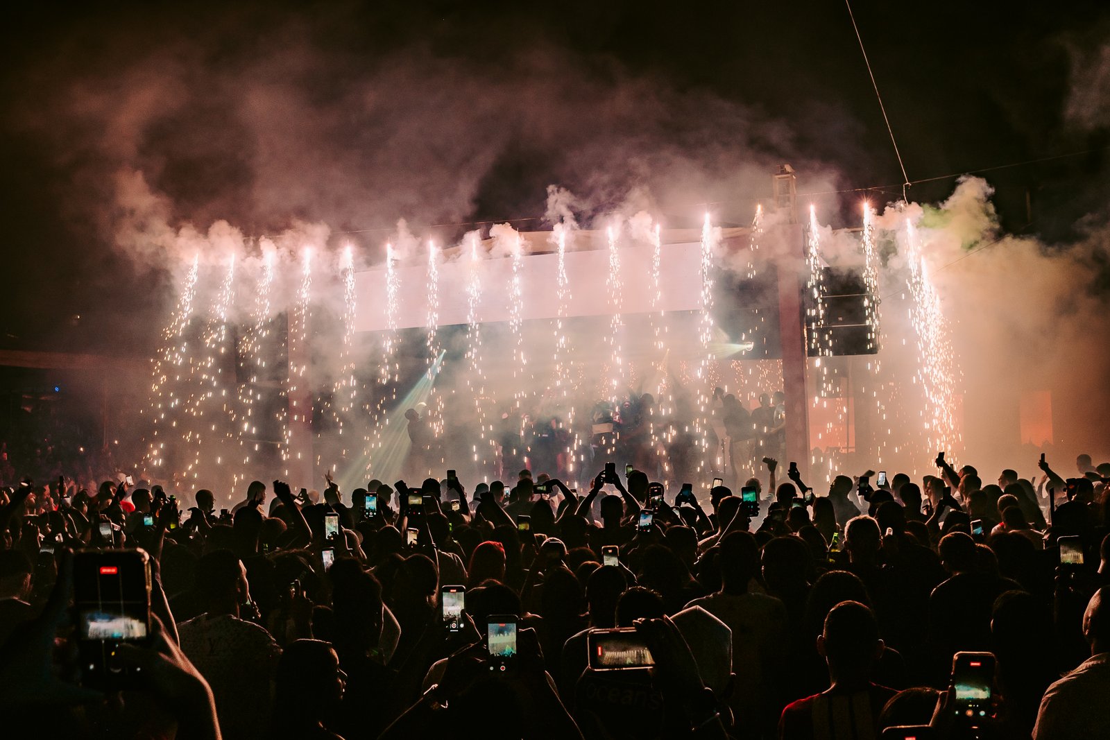 Público durante show com efeitos pirotécnicos